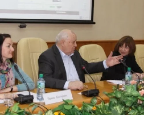 Слева направо Ирина Костерина (Фонд им. Генриха Белля), Михаил Горбачев, Ольга Здравомыслова, Ольга Каменчук