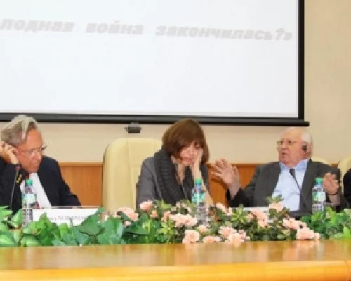 Слева направо Дэвид Хоффман, Ольга Здравомыслова, Михаил Горбачев, Андрей Рябов