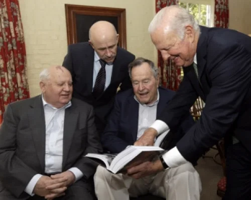 Former Secretary of State James Baker, right, points out a page in former President of the Soviet Union Mikhail Gorbachev's, left, book to former President George H.W. Bush, center, before their lunch Thursday, Nov. 1, 2012, in Houston. © AP