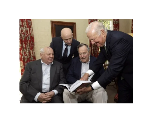 Former Secretary of State James Baker, right, points out a page in former President of the Soviet Union Mikhail Gorbachev's, left, book to former President George H.W. Bush, center, before their lunch Thursday, Nov. 1, 2012, in Houston. © AP