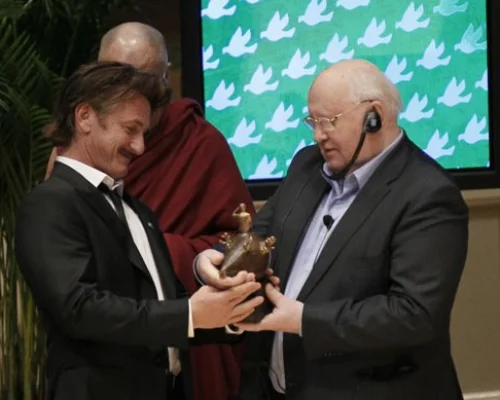 	 Mikhail Gorbachev, presents actor Sean Penn the 2012 Peace Summit Award during the World Summit of Nobel Peace Laureates Wednesday, April 25, 2012, in Chicago. (AP Photo/Charles Rex Arbogast)