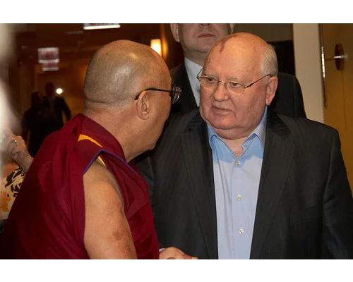 Former Russian President Gorbachev s peaks with the Dalai Lama during the World Summit of Nobel Peace Laureates in Chicago. April 25, 2012