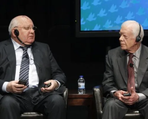 	 Former Soviet leader Gorbachev talks as former U.S. President Carter listens during the 12th World Summit of Nobel Peace Laureates in Chicago. Apr 23, 2012. Photo By JEFF HAYNES/REUTERS
