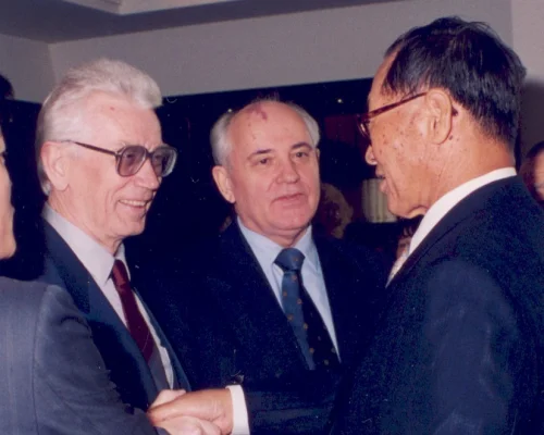 Во время визита в Республику Корея. 1994 г.