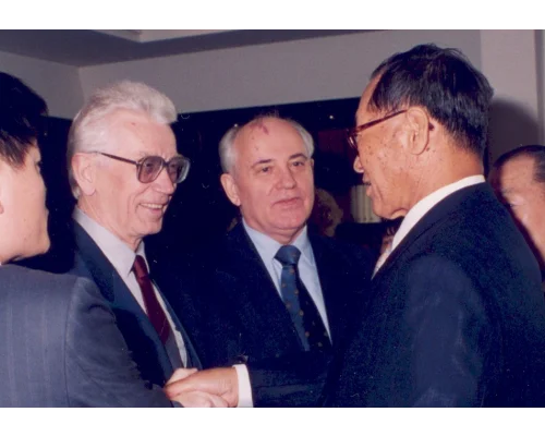 Во время визита в Республику Корея. 1994 г.