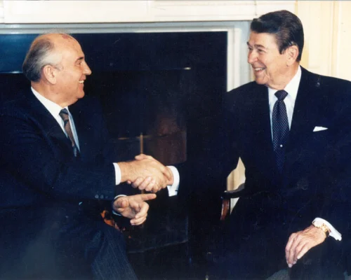 М.С. Горбачев и Р. Рейган во время визита Генерального секретаря ЦК КПСС в Вашингтон для подписания Договора о ликвидации ракет средней и меньшей дальности. 7-10 декабря 1987 / Фото А. Гумилева / Архив Горбачев-Фонда  