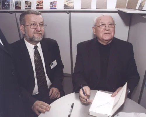 Презентация Собрания сочинений М.С.&nbsp;Горбачева. Слева О.А.&nbsp;Зимарин 