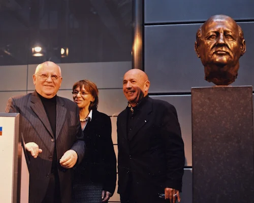 Михаил Горбачев, Марина Кронауэр,  скульптор Серж Манжен, 2009, Берлин.