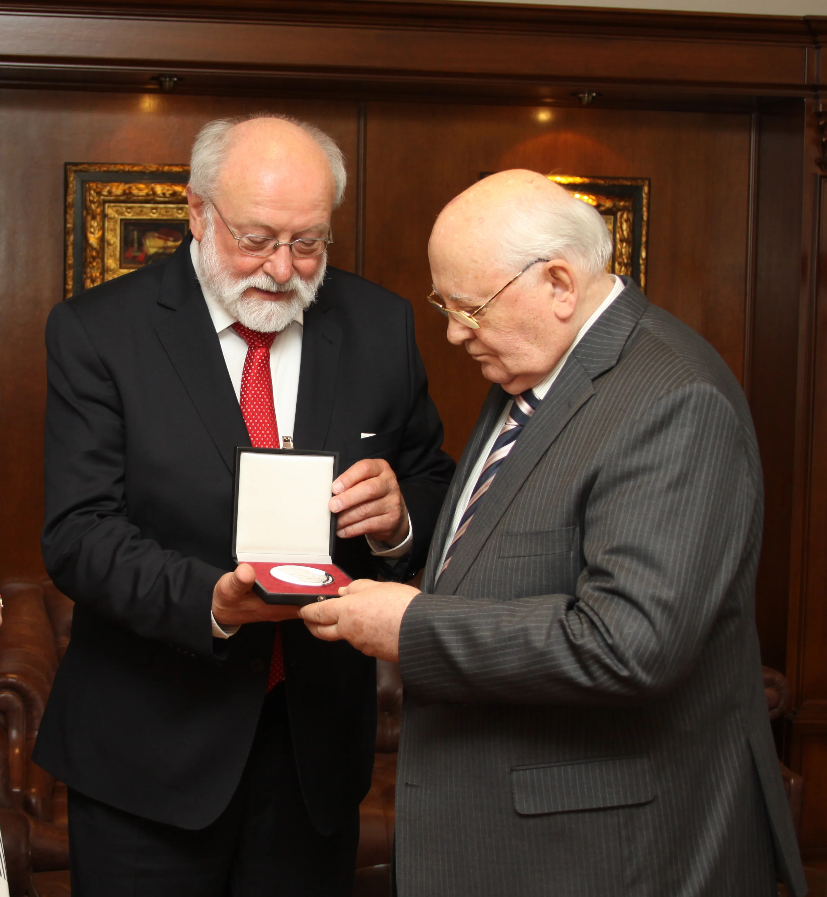 Вручение М.С.Горбачёву медали им. Карла Фридриха фон Вайцзеккера