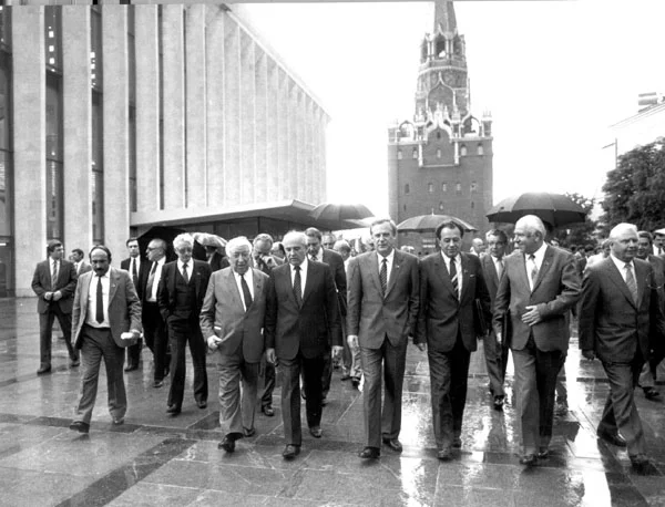 К 25-летию I Съезда народных депутатов СССР