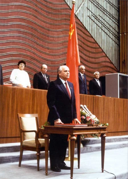 История перестройки. 15 марта 1990 года М.С. Горбачев был избран Президентом СССР