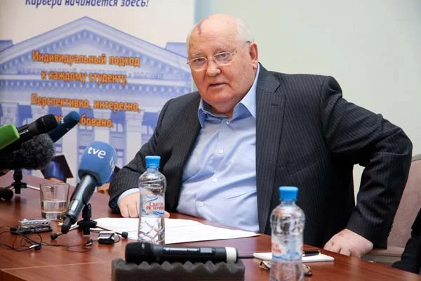 Разрыв между властью и народом более нетерпим