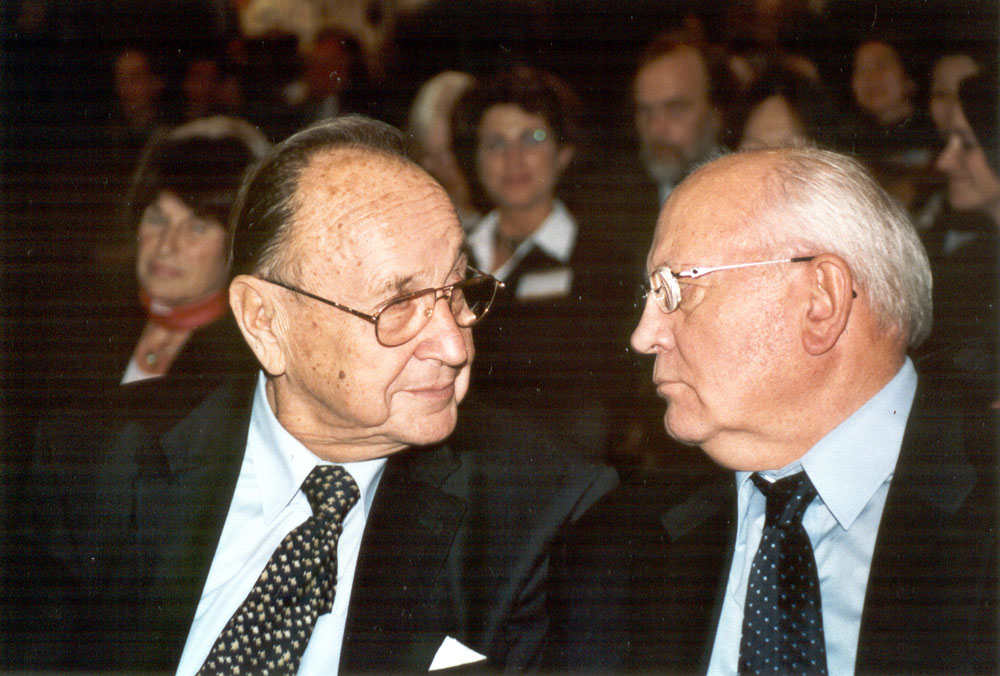 Ганс-Дитрих Геншер и Михаил Горбачев. 2003 г.