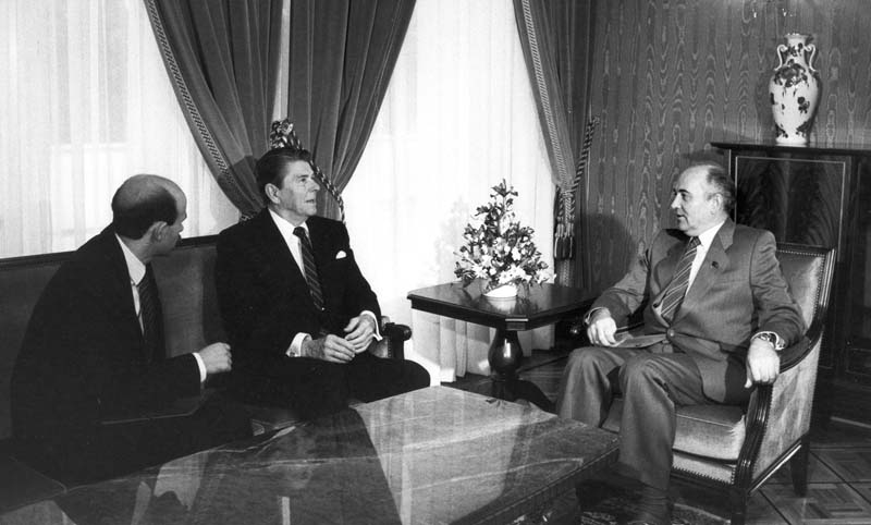 Переговоры рейгана и коля. Саммит Рейган Горбачев 1985. Горбачев Рейган Женева 1985. Саммит в Женеве 1985. Горбачев и Рейган в Женеве.