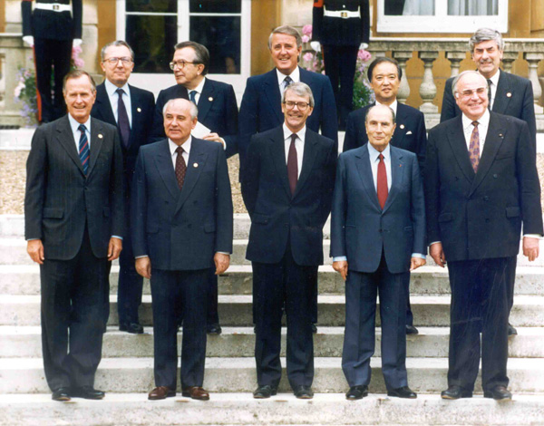 «СЕМЬ + ОДИН». Лондон. 17 июля 1991. Первый ряд (слева направо): Дж.Буш, М.С.Горбачев, Дж.Мейджор, Ф.Миттеран, Г.Коль; второй ряд: Ж.Деллор, Дж.Андреотти, Ю.Малруни, Т.Кайфу, Р.Любберс