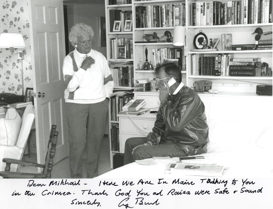 Фотография Джорджа и Барбары Буш,  подаренная М.С.Горбачеву 