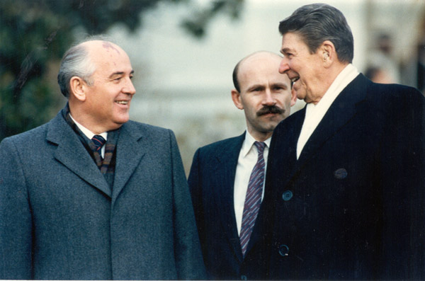 Mikhail Gorbachev dan Ronald Reagan